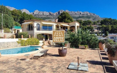 Spacious and fantastic villa with panoramic views in a unique environment.